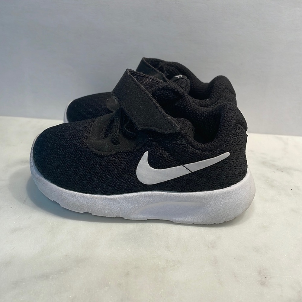 Nike size 4 gym shoe